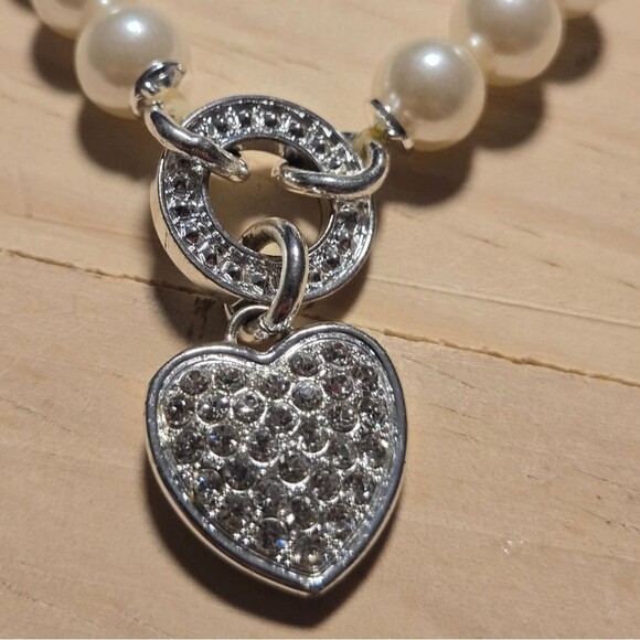 Faux Pearl Stretch Bracelet Silver Tone Crystal Heart Charm NVC Marked - Picture 4 of 5